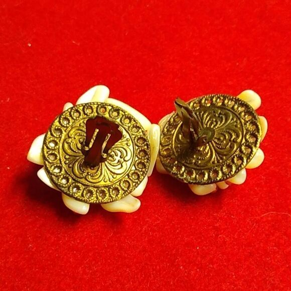 Vintage Mother of Pearl Chips Gold Tone Metal Beads Clip Earrings Cottagecore - Picture 3 of 7